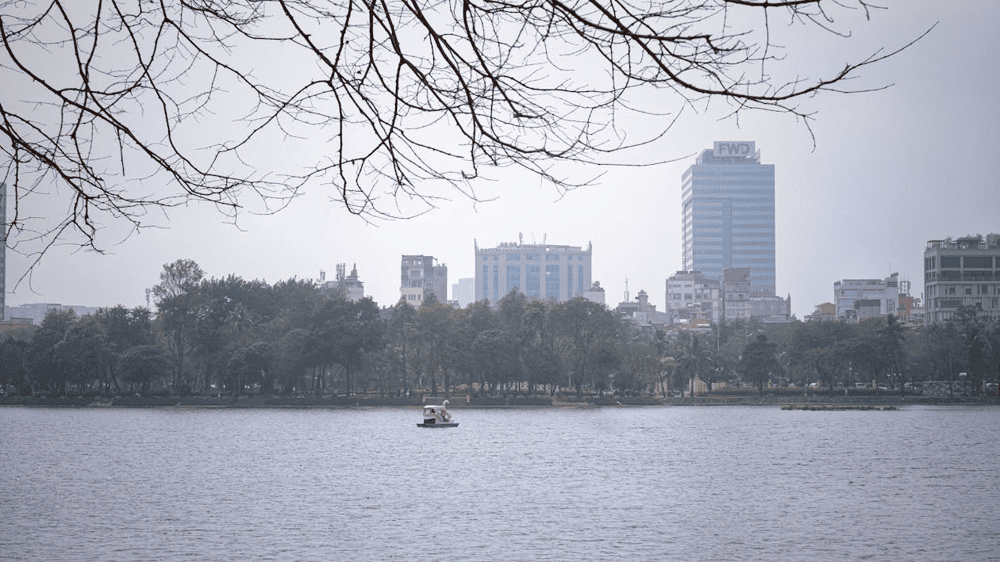 In December, Hanoi has relatively high humidity and often experiences fog at night and in the early morning (Source: Pexels)